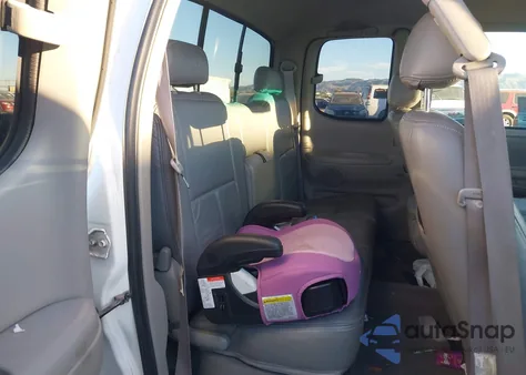 2000 Toyota Tundra Sr5 V8 z USA, uszkodzony, nr VIN 5TBRT3414YS023608